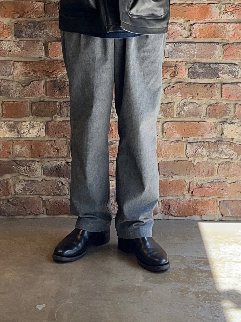 ブラック系のライダースジャケット、グレー系のパンツを着用したメンズの秋コーディネートの3枚目の写真