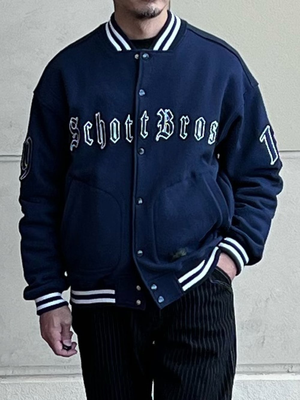 ブラック系のその他パンツ、ブルー系のスウェットを着用したメンズの冬コーディネートの2枚目の写真