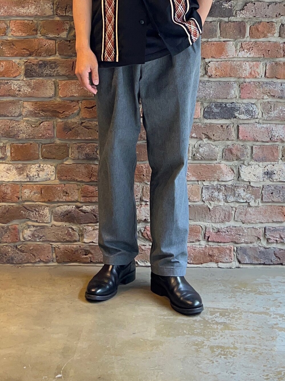 グレー系のパンツ、ブラック系のシャツ/ブラウスを着用したメンズの夏コーディネートの3枚目の写真