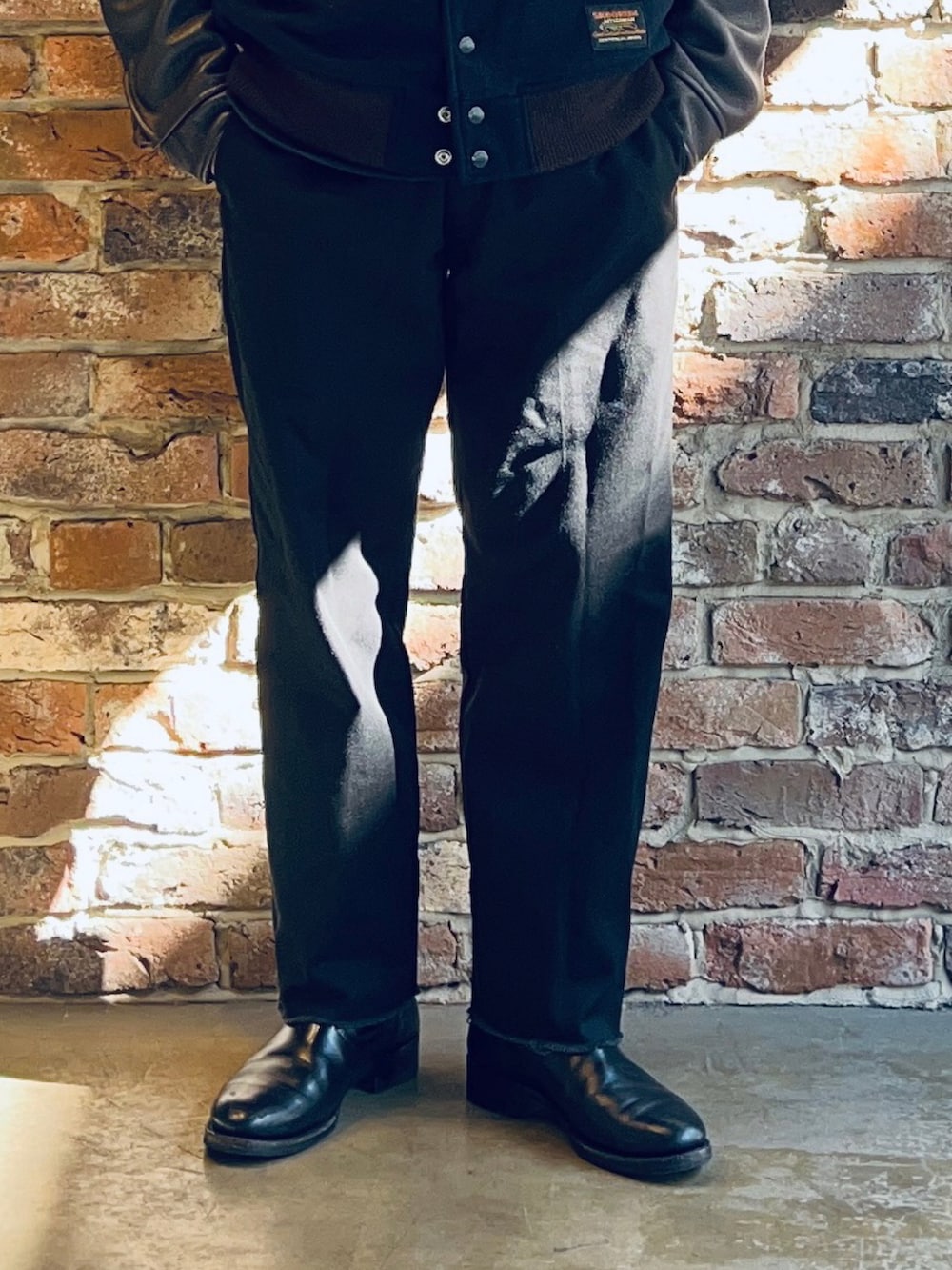 ブラック系のその他パンツ、ブルー系のスタジャンを着用したメンズの秋コーディネートの3枚目の写真