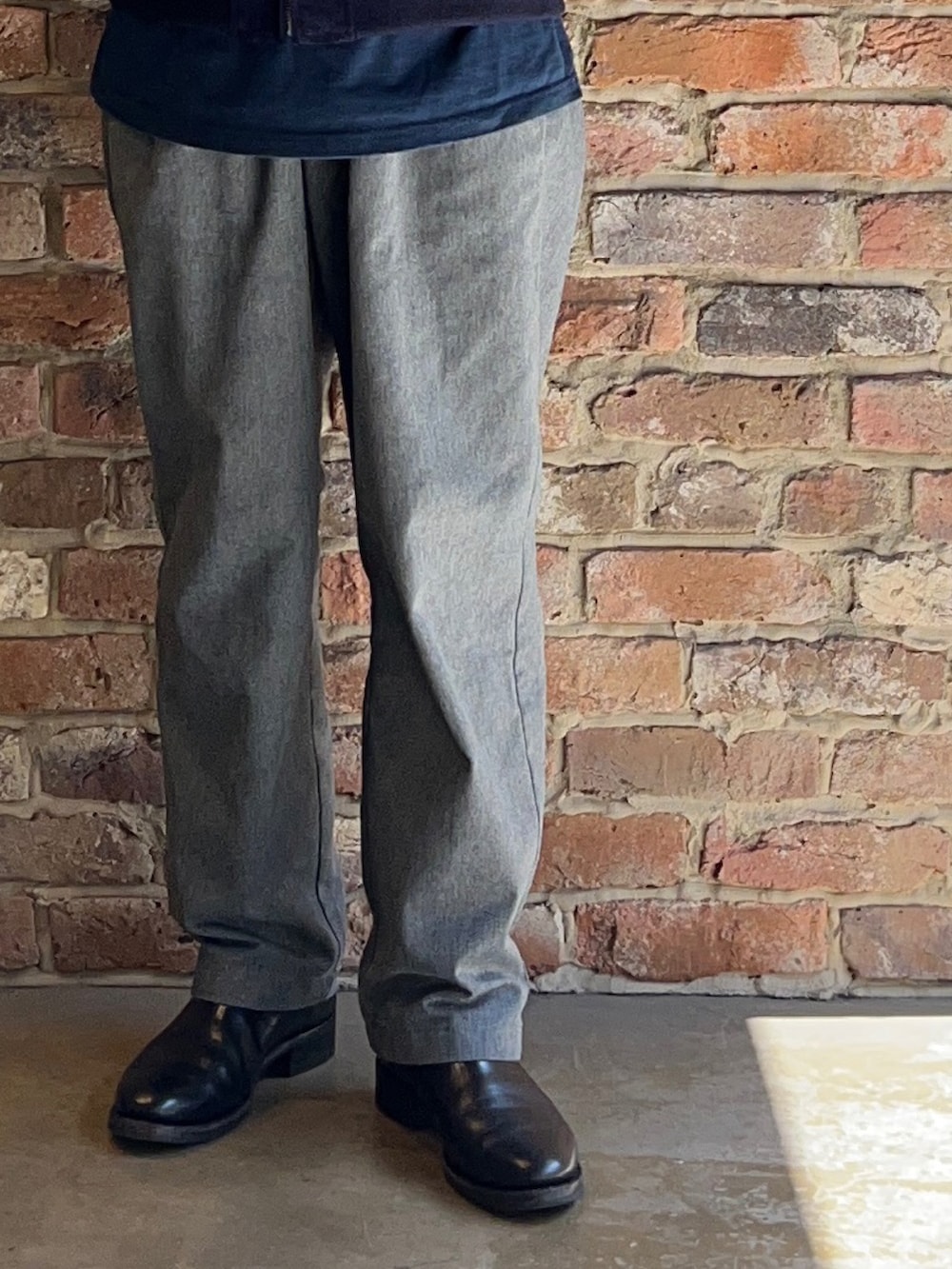 グレー系のパンツ、ブルー系のスカジャンを着用したメンズの秋コーディネートの3枚目の写真