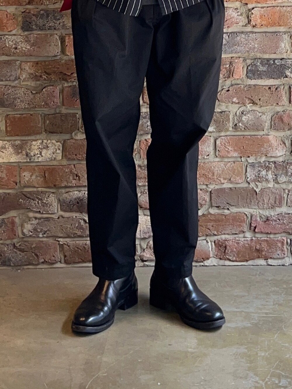 ブラック系のその他パンツ、ブラック系のシャツ/ブラウスを着用したメンズの春コーディネートの3枚目の写真