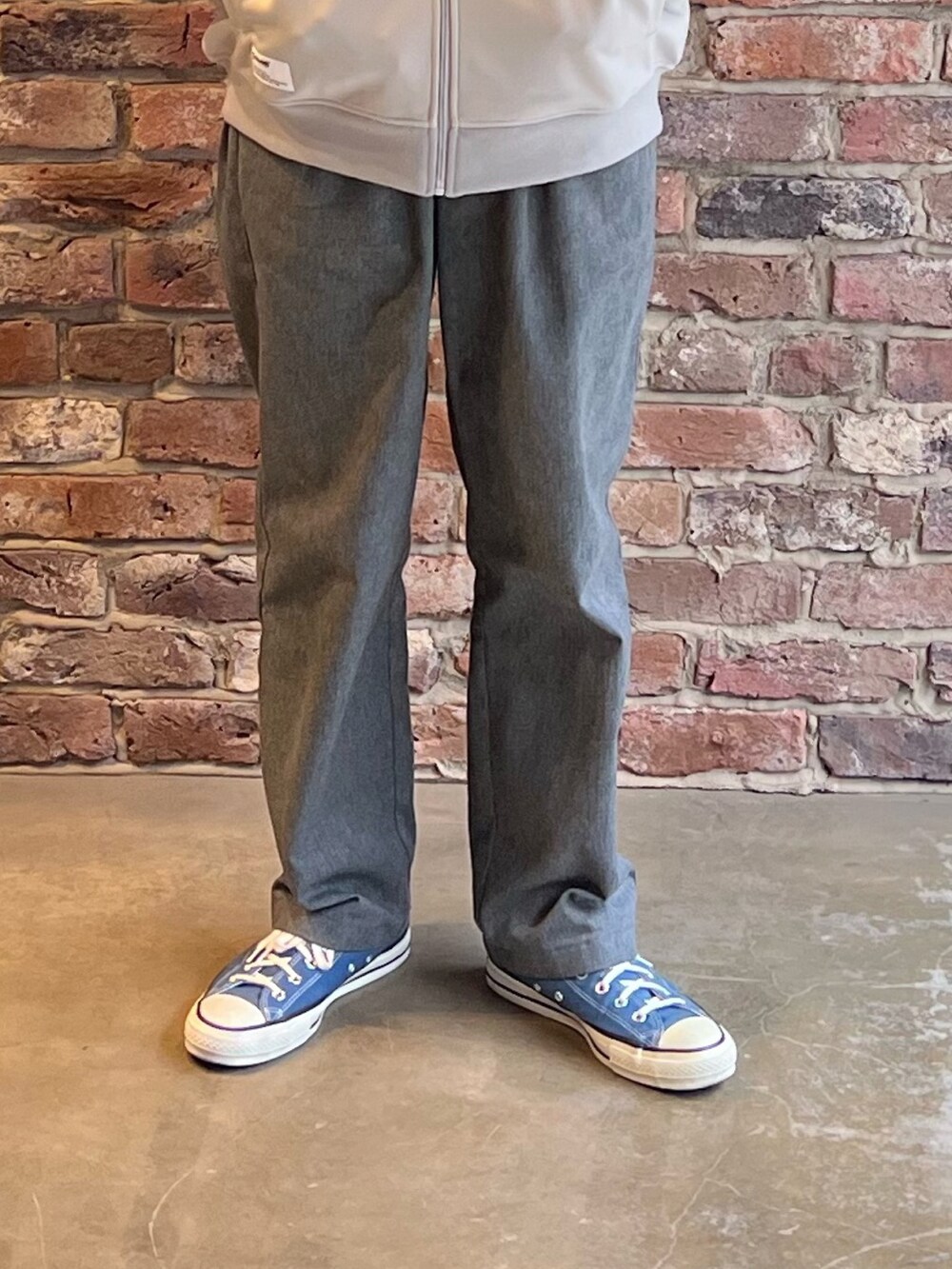 グレー系のチノパンツを着用したメンズの冬コーディネートの3枚目の写真