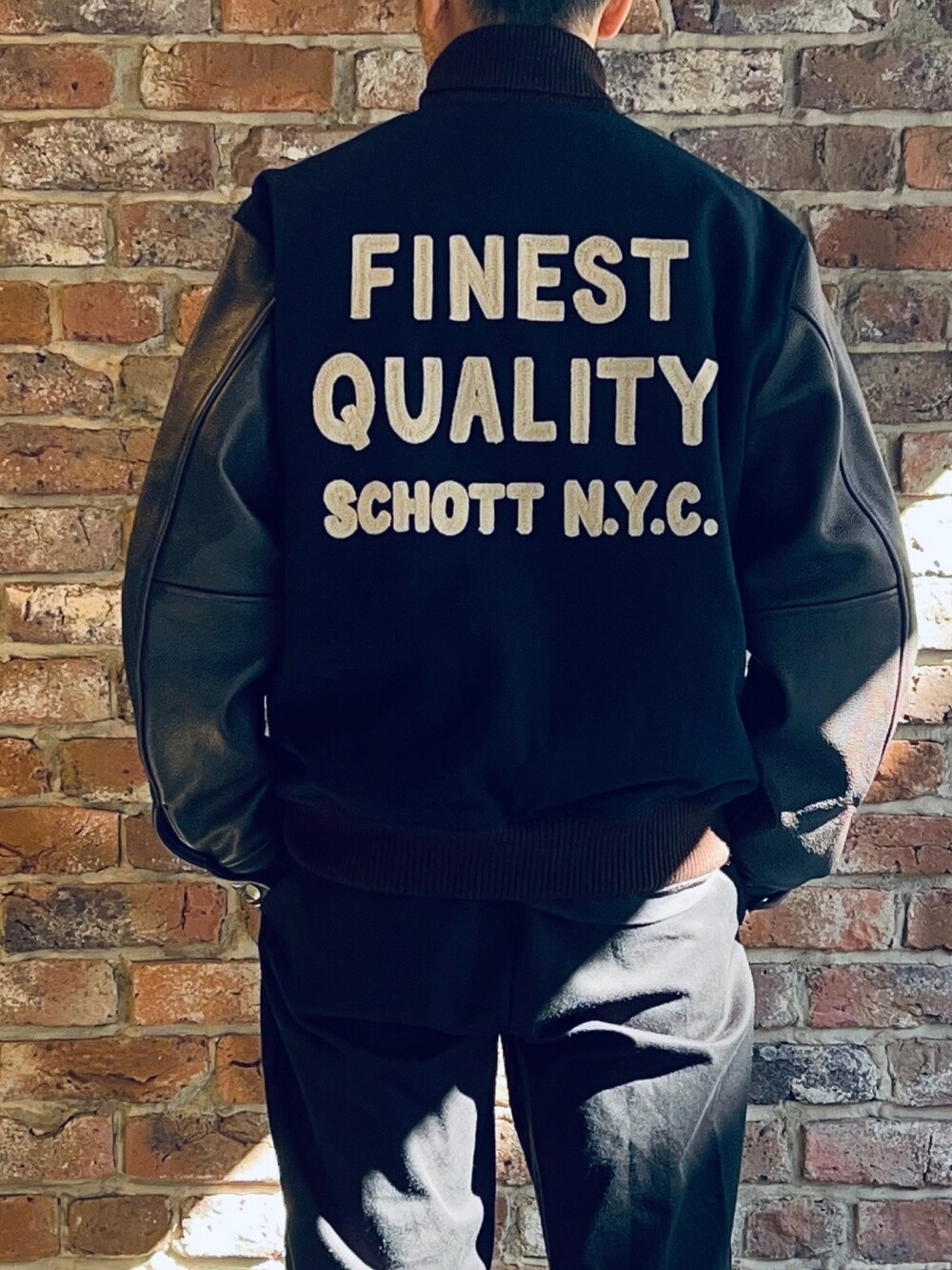 ブラック系のその他パンツ、ブルー系のスタジャンを着用したメンズの秋コーディネートの4枚目の写真