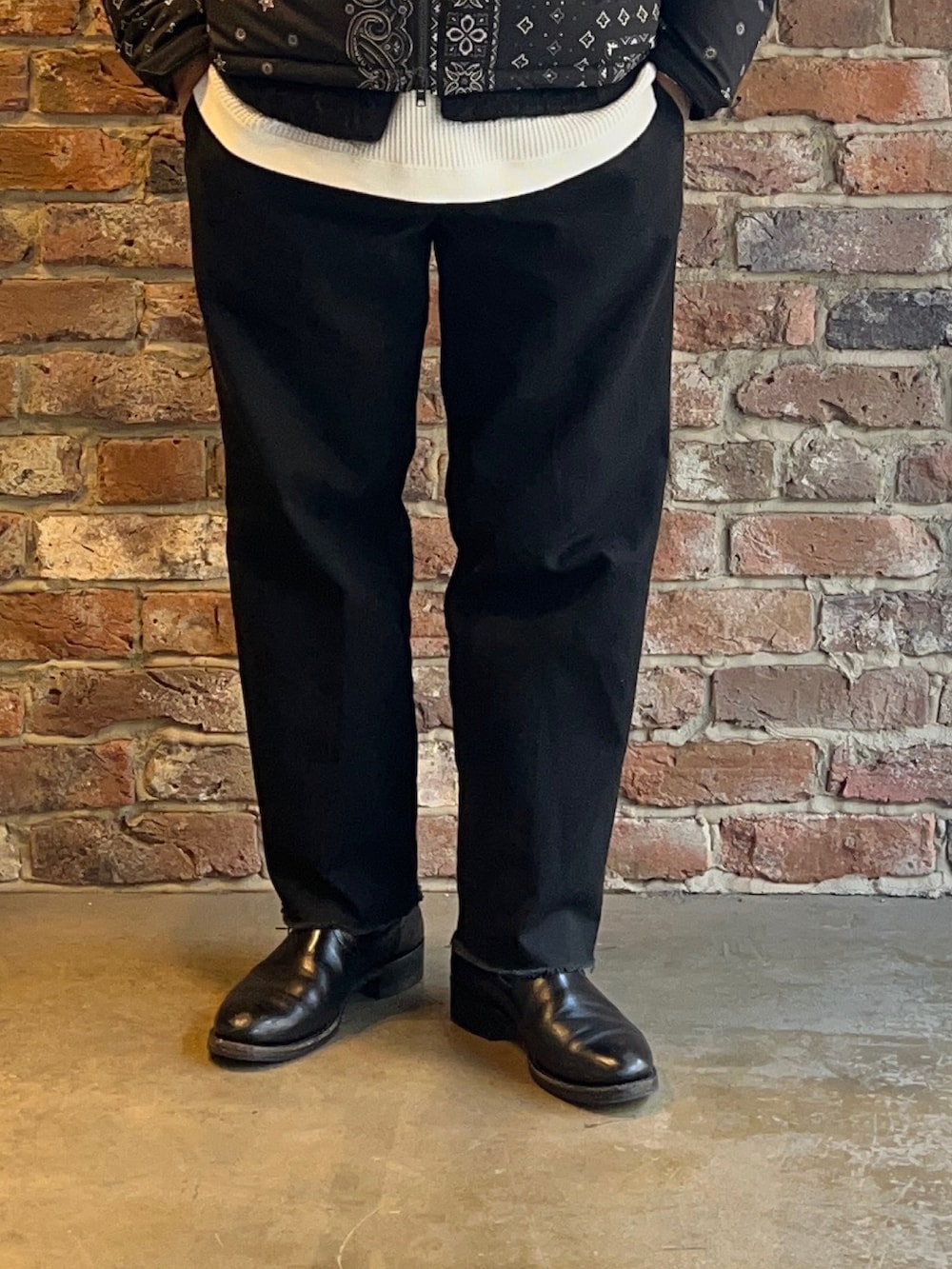 ブラック系のその他パンツ、その他のダウンジャケット/コートを着用したメンズの秋コーディネートの3枚目の写真