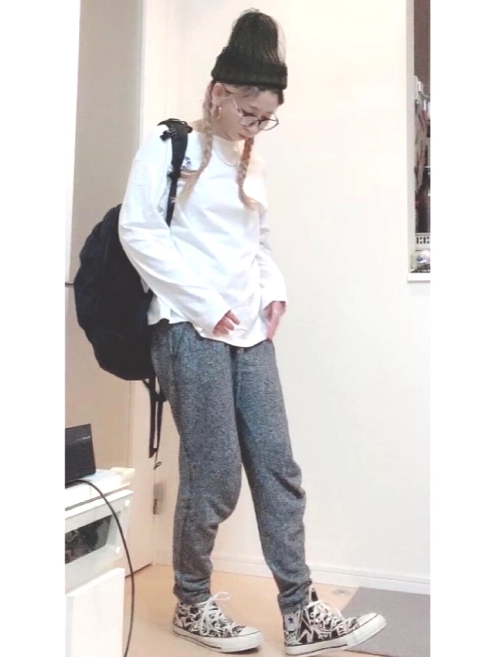 ブラック系のバックパック/リュックを着用したレディースの春コーディネートの3枚目の写真