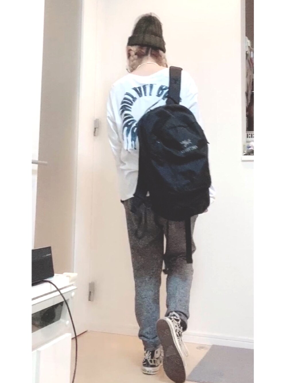 ブラック系のバックパック/リュックを着用したレディースの春コーディネートの2枚目の写真