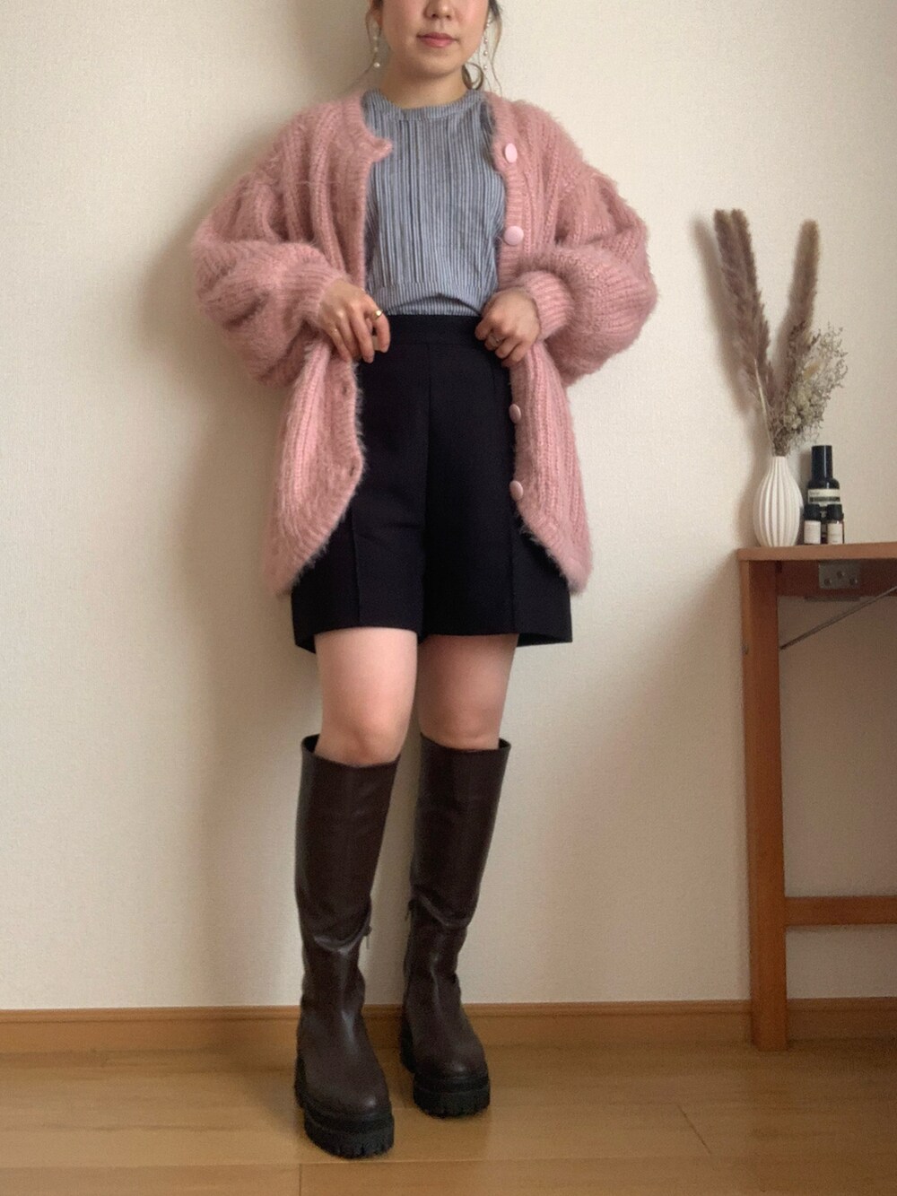 ブラウン系のショルダーバッグ、ブラウン系のパンプス、ブルー系のシャツ/ブラウスを着用したレディースの冬コーディネートの2枚目の写真