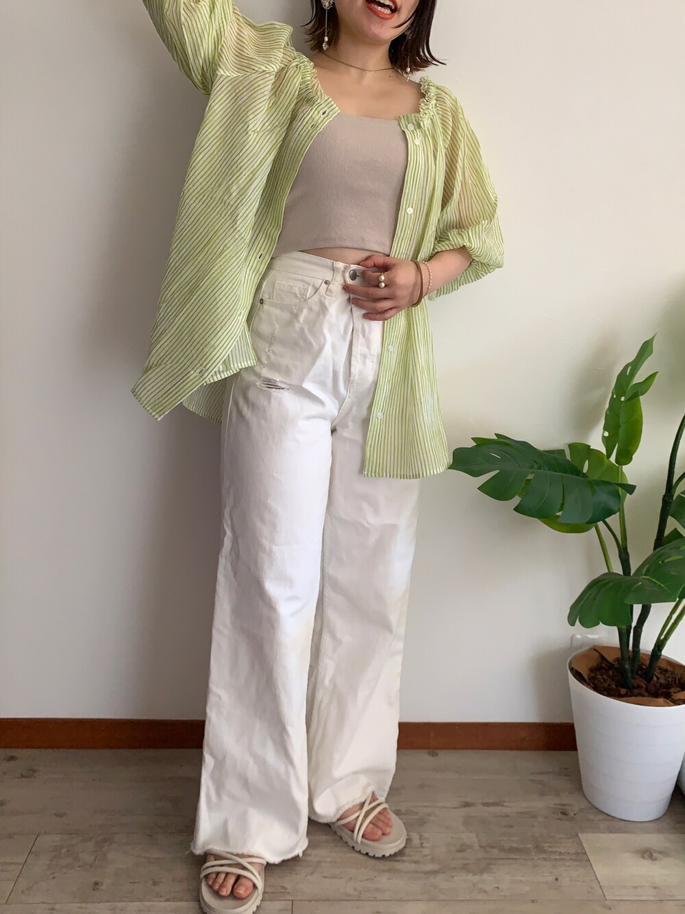 グリーン系のシャツ/ブラウス、ホワイト系のサンダルを着用したレディースの夏コーディネートの2枚目の写真