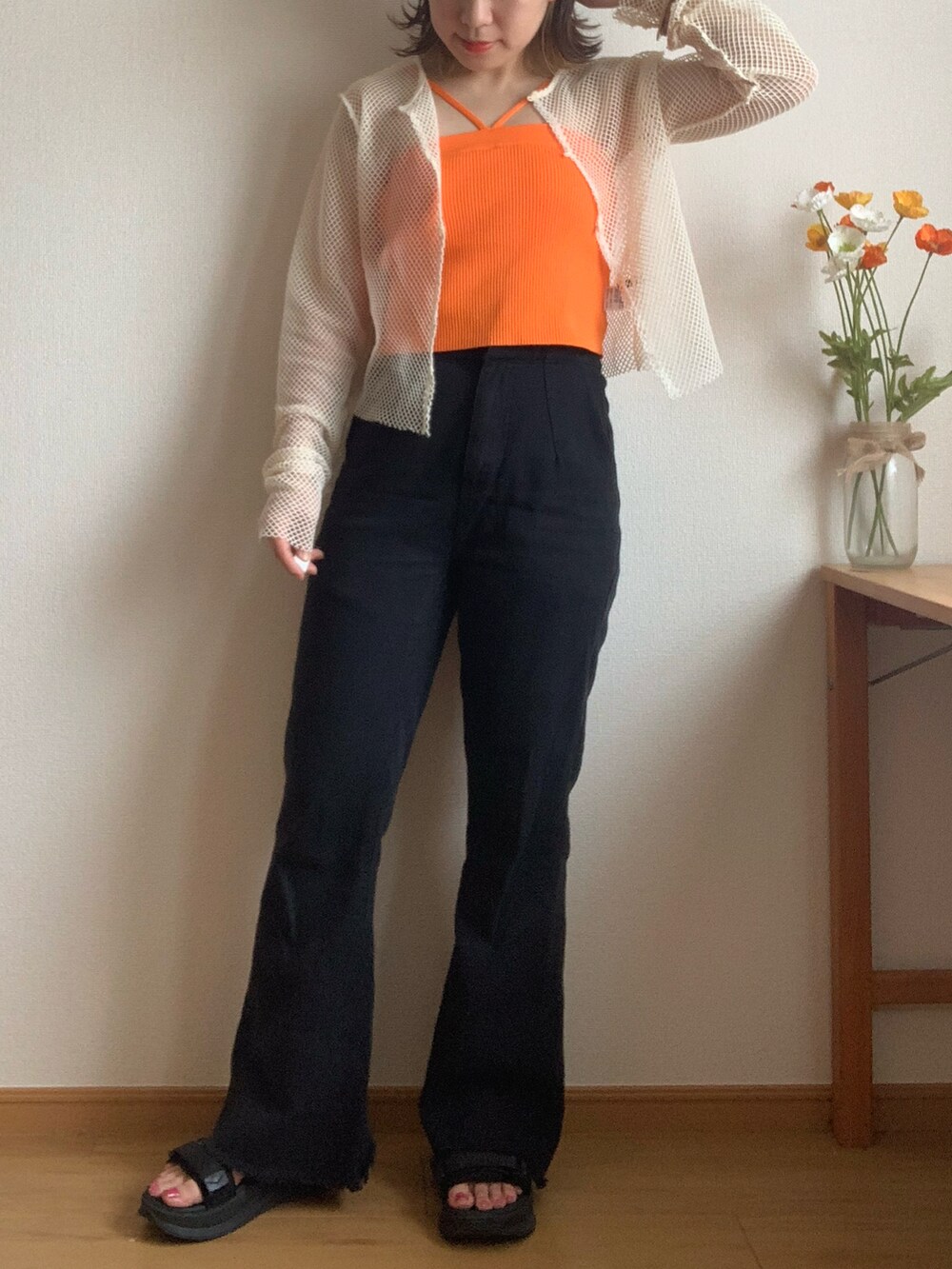 オレンジ系のキャミソール、ホワイト系のTシャツ/カットソー、ブラック系のサンダルを着用したレディースの夏コーディネートの2枚目の写真