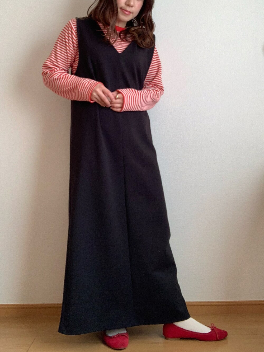 レッド系のバレエシューズ、ブルー系のデニムパンツ、その他のショルダーバッグを着用したレディースの冬コーディネートの3枚目の写真