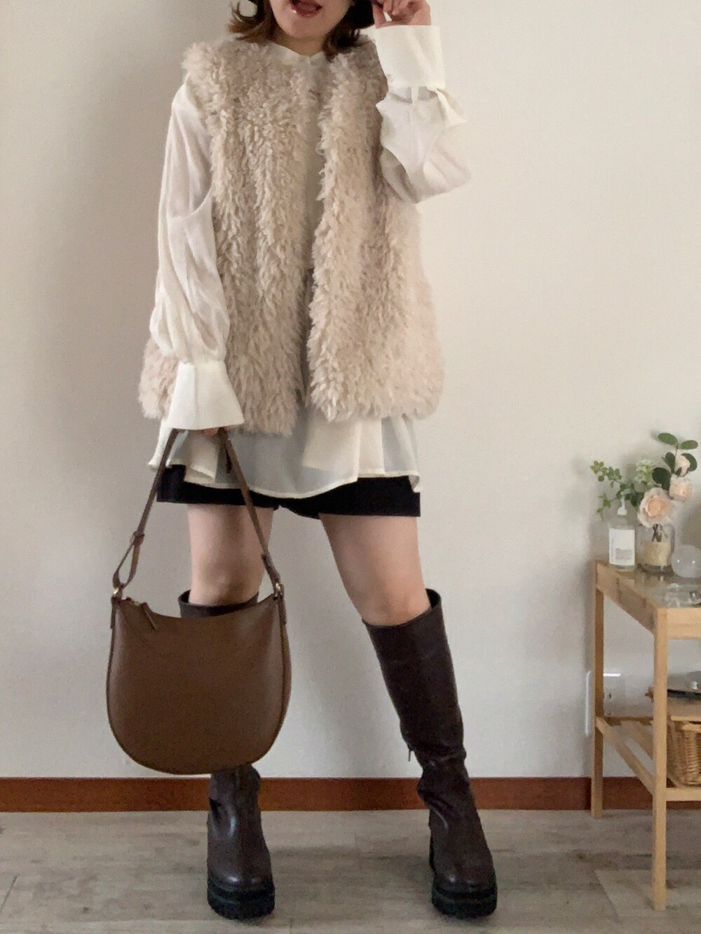 ブラウン系のブーツ、ホワイト系のシャツ/ブラウス、ブラウン系のハットを着用したレディースの秋コーディネートの2枚目の写真