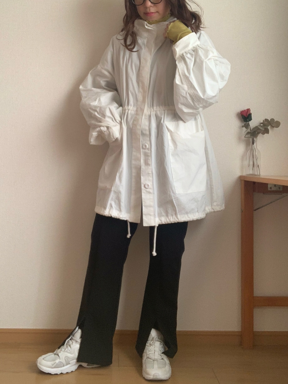 ホワイト系のマウンテンパーカーを着用したレディースの春コーディネートの2枚目の写真