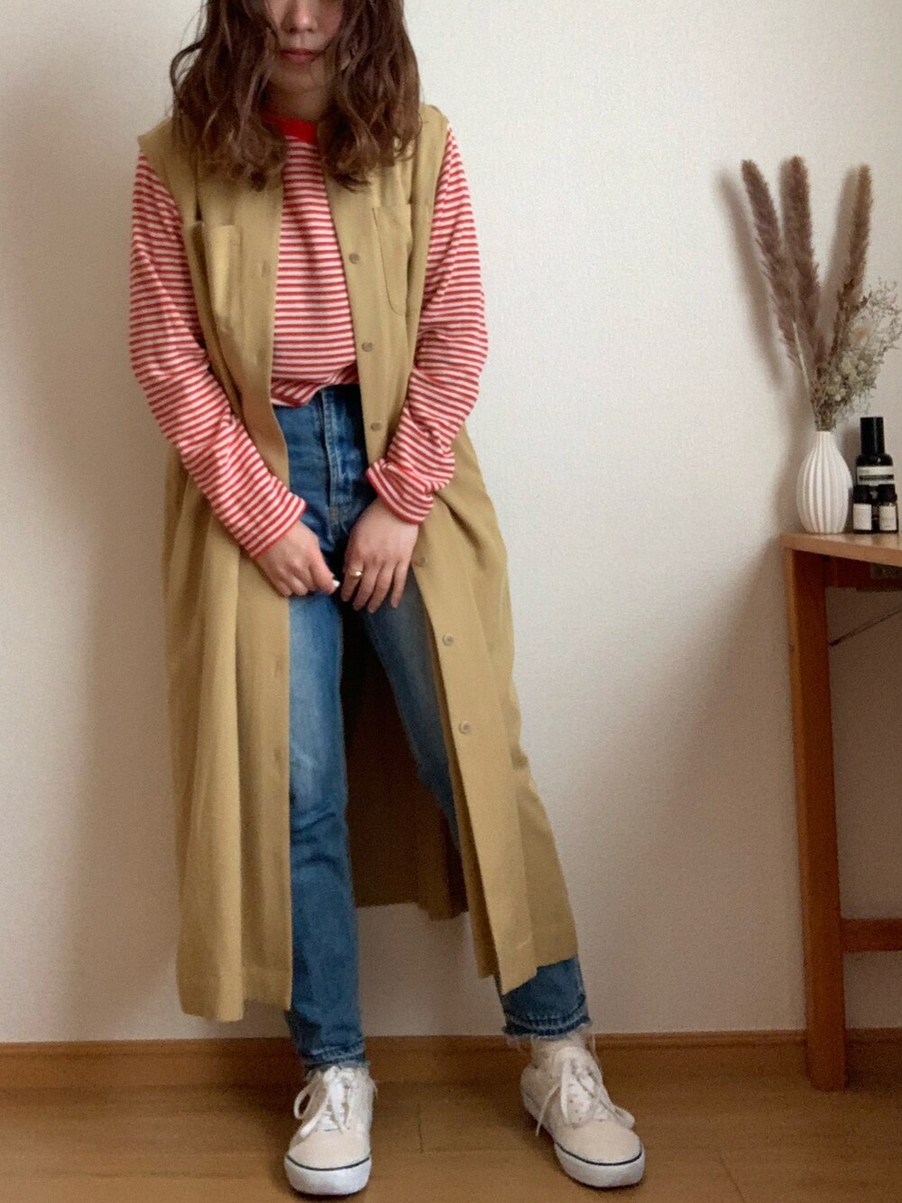 レッド系のバレエシューズ、ブルー系のデニムパンツ、その他のショルダーバッグを着用したレディースの冬コーディネートの2枚目の写真