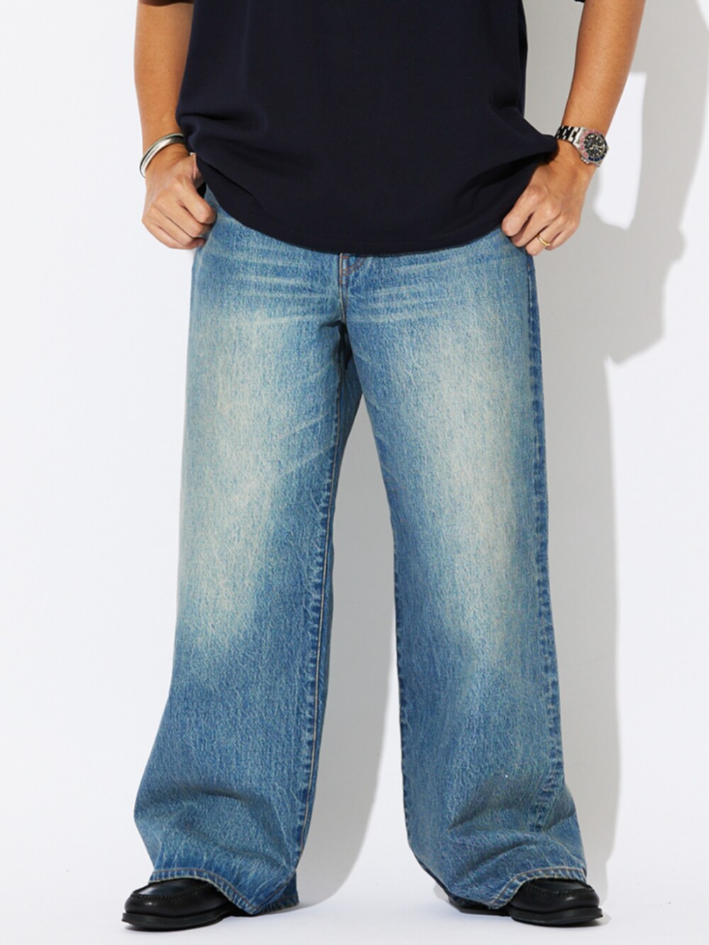 ブラック系のローファー、ブルー系のポロシャツ、ブルー系のデニムパンツを着用したメンズの夏コーディネートの5枚目の写真