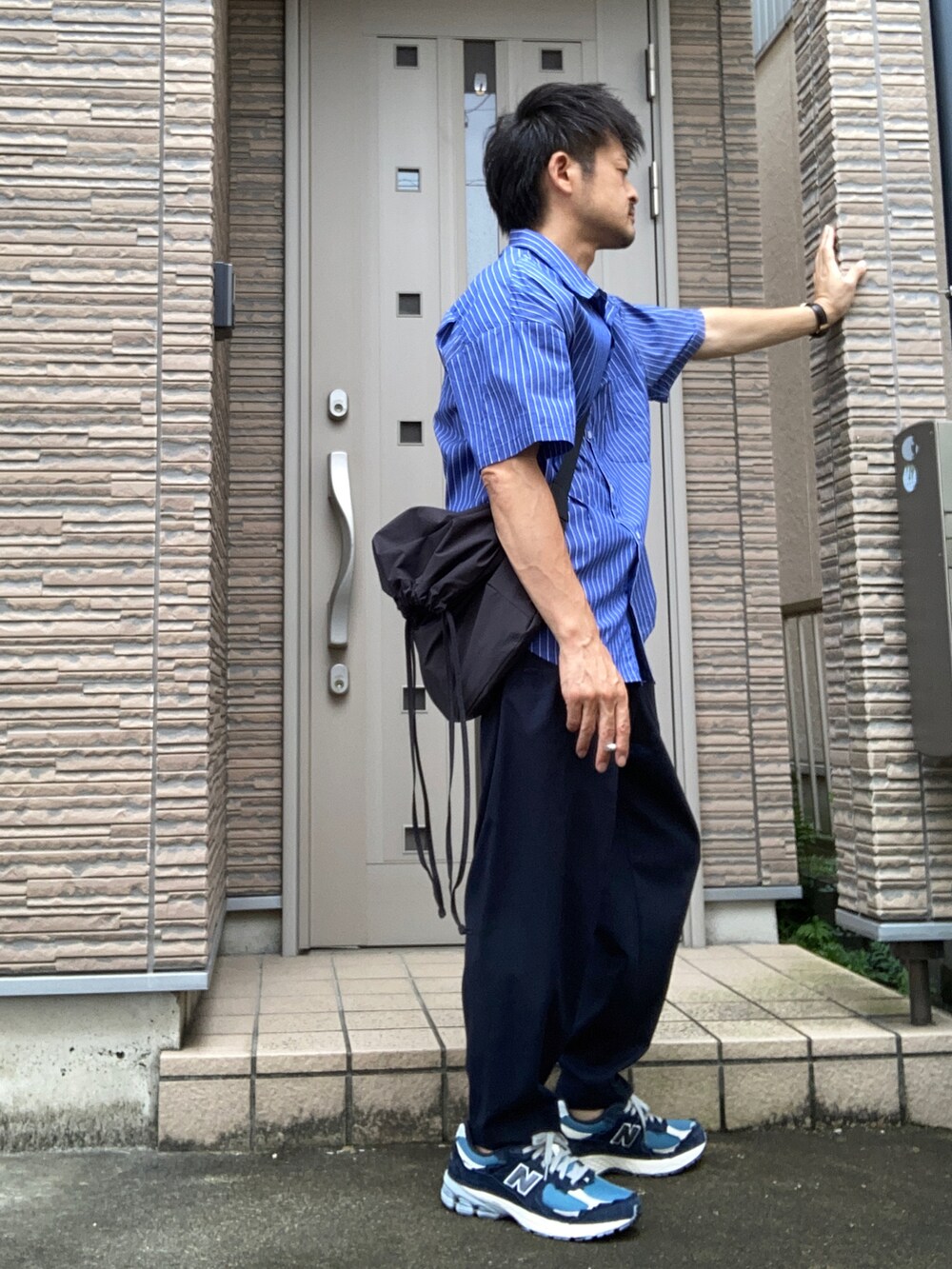 ブルー系のその他パンツ、ブルー系のスニーカー、ブルー系のシャツ/ブラウスを着用したメンズの秋コーディネートの2枚目の写真