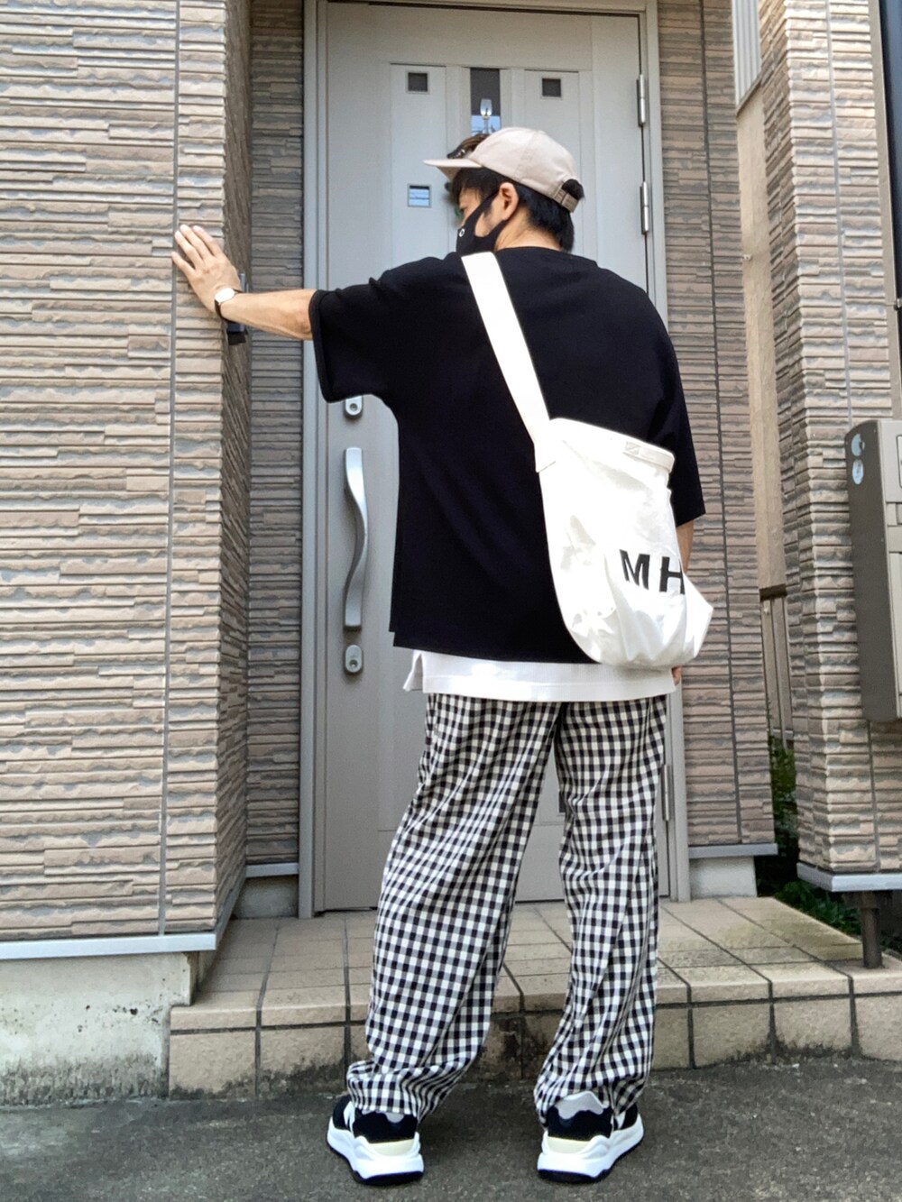 ブラック系のその他パンツ、ブラック系のスニーカー、ブラック系のTシャツ/カットソーを着用したメンズの秋コーディネートの2枚目の写真