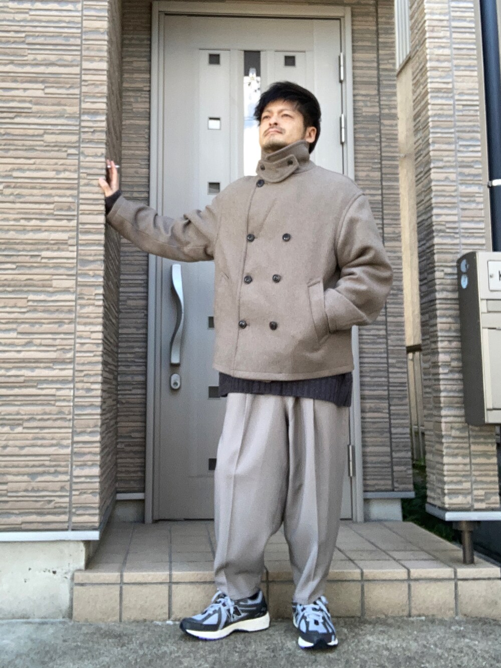 「冬コーデ、ピーコート、オーバーサイズ、ベージュ、きれいめカジュアル、大人カジュアル、チェック、スニーカー、ニューバランス、New Balance、niko and…」｜「HAREのSPテーパードパンツ(HARE)（スラックス、ベージュ系）」を使った、タルナンドさん（メンズ・165cm）の冬コーディネートの2枚目の写真