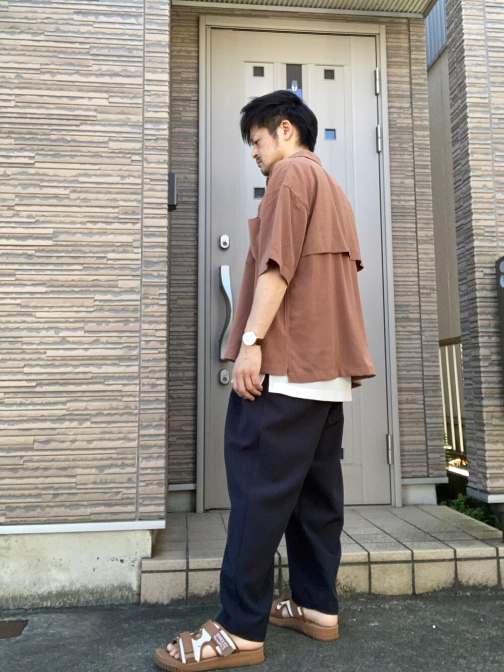 グレー系のその他パンツ、その他のサンダル、ブラウン系のシャツ/ブラウスを着用したメンズの秋コーディネートの2枚目の写真