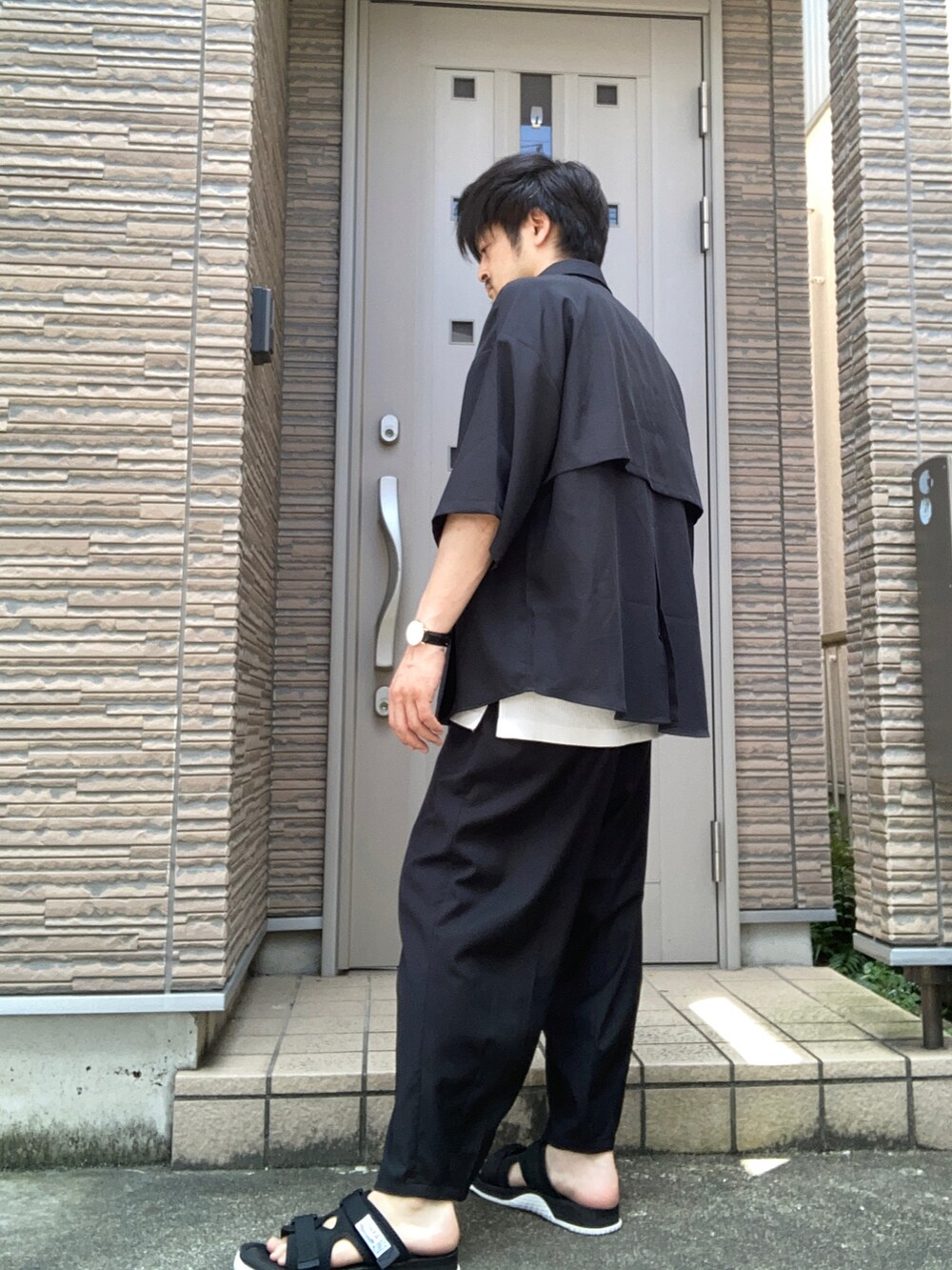 ブラック系のサンダル、ブラック系のその他パンツ、ブラック系のシャツ/ブラウスを着用したメンズの夏コーディネートの2枚目の写真