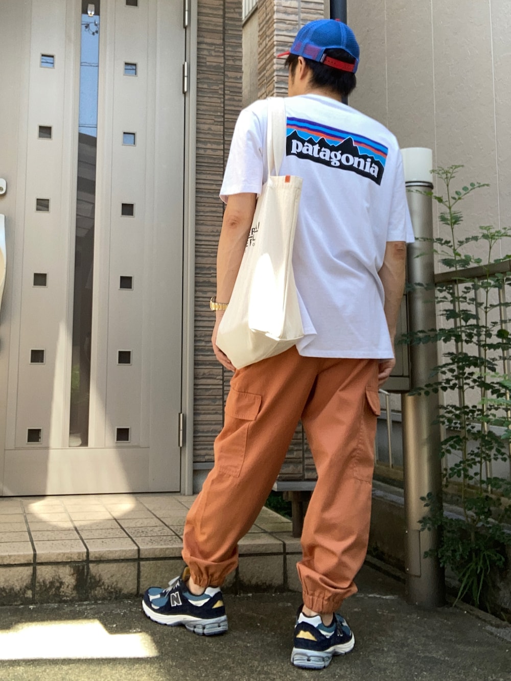 「夏コーデ、きれいめカジュアル、キャップ、GU、カーゴパンツ、オレンジ、スニーカー、New Balance、patagonia、ニューバランス」｜「GUのアイテム（カーゴパンツ、オレンジ系）」を使った、タルナンドさん（メンズ・165cm）の夏コーディネートの2枚目の写真