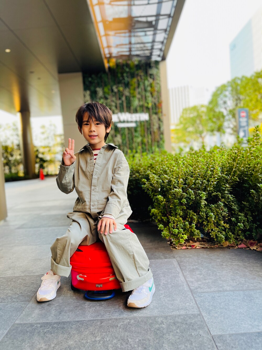 グリーン系のサロペット/オーバーオール、ブラウン系のTシャツ/カットソーを着用したキッズの春コーディネートの2枚目の写真