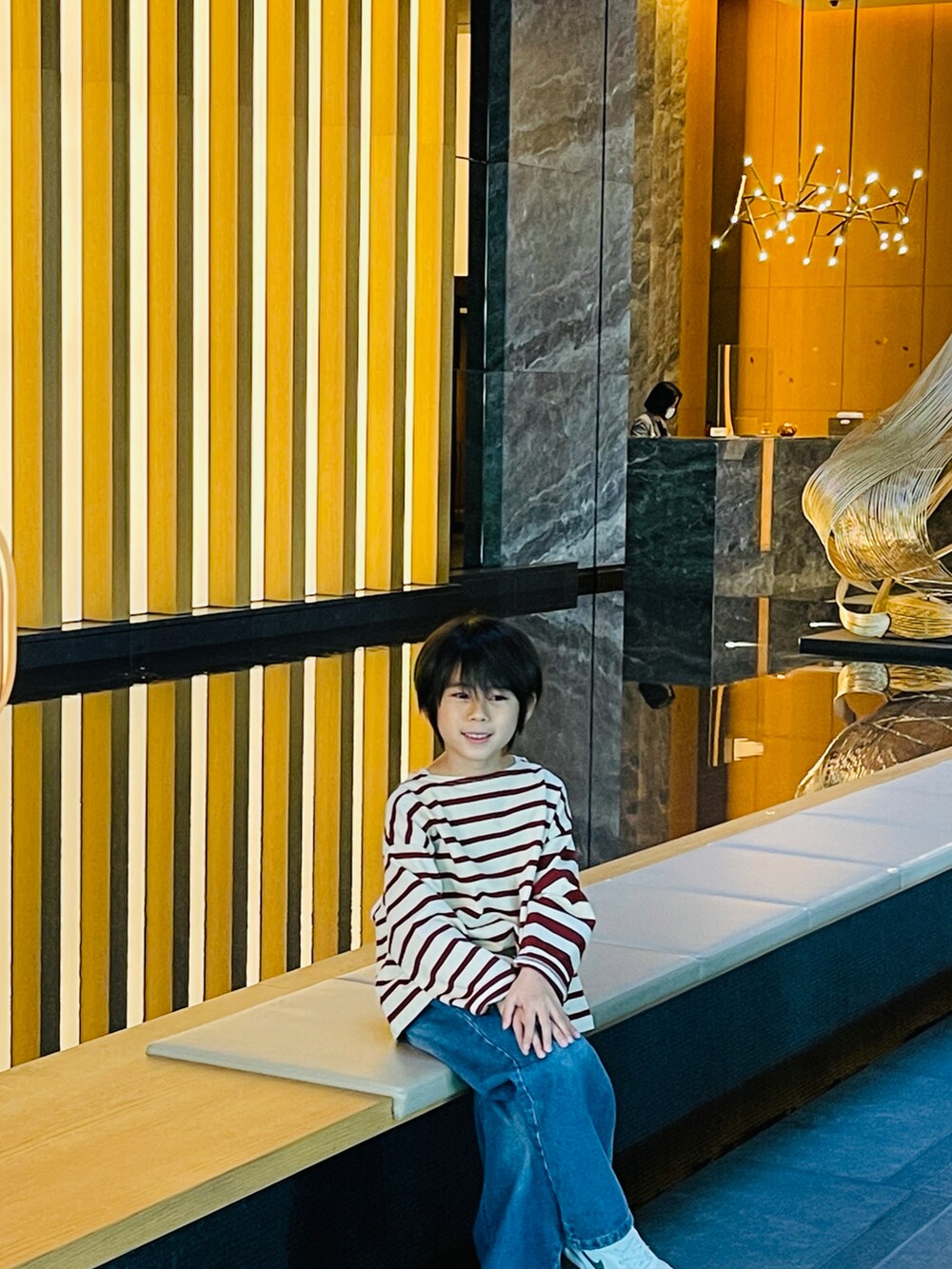 ブルー系のデニムパンツ、ブラウン系のTシャツ/カットソーを着用したキッズの春コーディネートの2枚目の写真