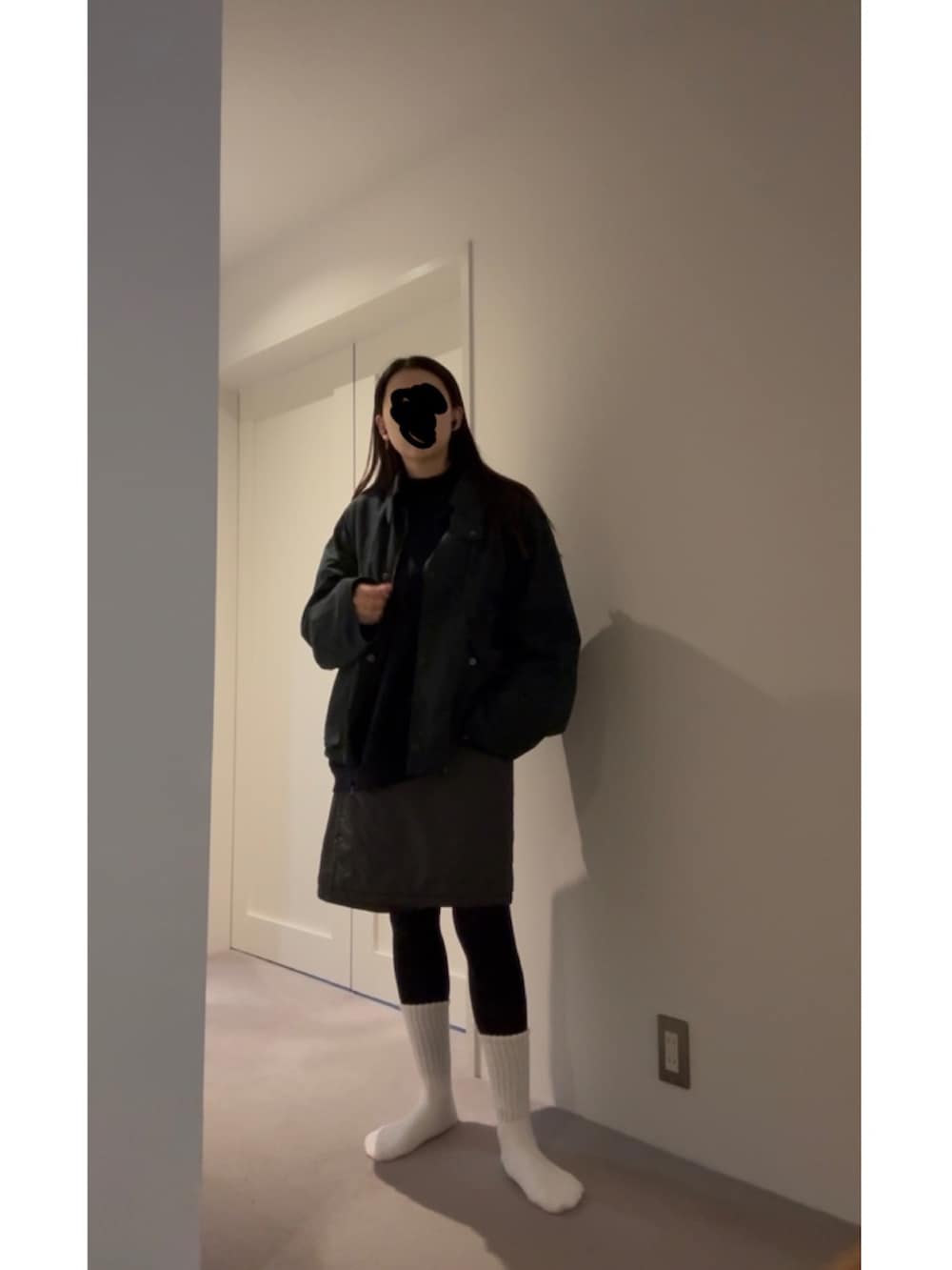 ブルー系のスニーカーを着用したレディースの冬コーディネートの2枚目の写真