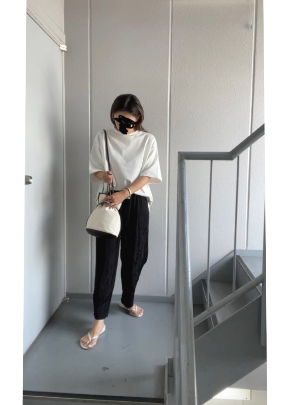 ホワイト系のTシャツ/カットソー、ホワイト系のショルダーバッグ、ブラック系のその他パンツを着用したレディースの夏コーディネートの4枚目の写真