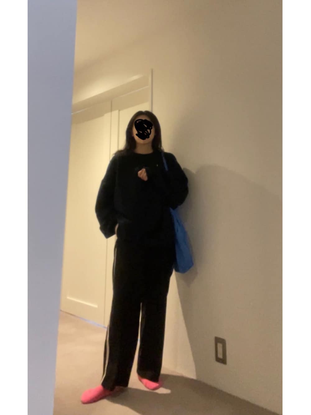 ブラック系のその他パンツ、ブルー系のトートバッグ、ホワイト系のスニーカーを着用したレディースの春コーディネートの4枚目の写真
