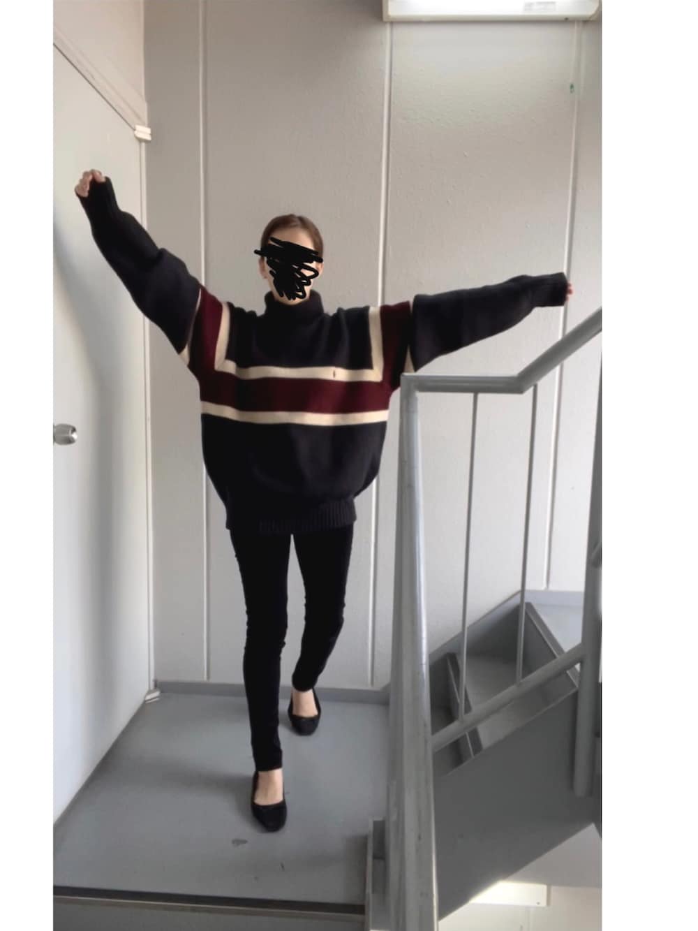 ブラック系のその他パンツ、ブラック系のパンプスを着用したレディースの秋コーディネートの2枚目の写真