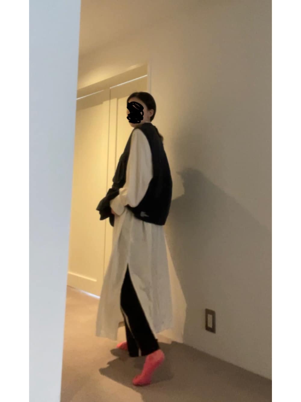 ブラック系のその他パンツ、ブラック系のサンダルを着用したレディースの春コーディネートの5枚目の写真