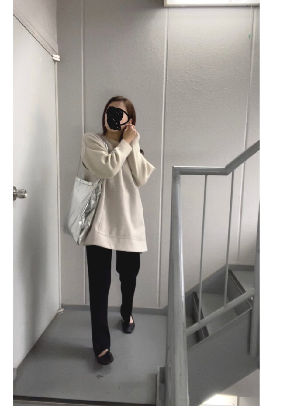 ベージュ系のベスト、シルバー系のエコバッグ/サブバッグ、ブラック系のその他パンツを着用したレディースの秋コーディネートの3枚目の写真