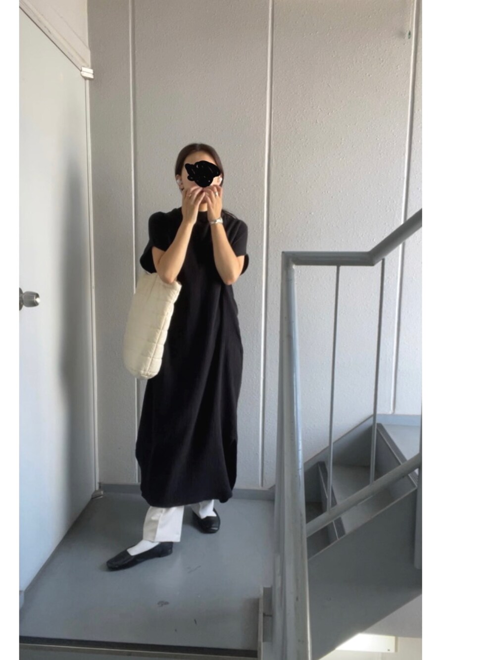 ブラック系のニット/セーター、ブラック系のワンピース、ベージュ系のその他パンツを着用したレディースの秋コーディネートの3枚目の写真