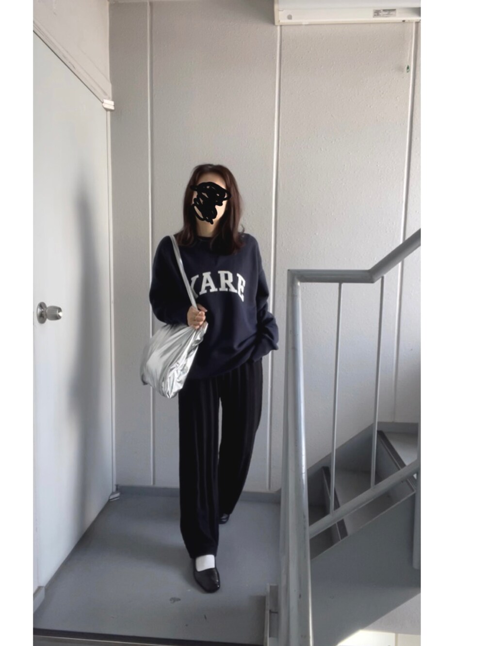 シルバー系のエコバッグ/サブバッグ、ブルー系のスウェット、ブラック系のその他パンツを着用したレディースの冬コーディネートの2枚目の写真