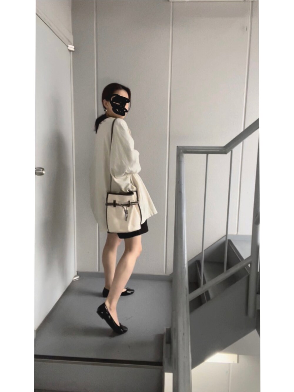 ブラック系のTシャツ/カットソー、ブラック系のその他パンツ、ホワイト系のショルダーバッグを着用したレディースの春コーディネートの2枚目の写真