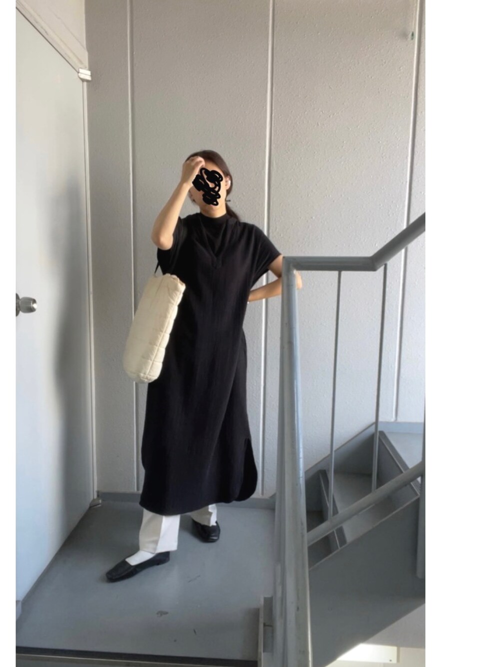 ブラック系のニット/セーター、ブラック系のワンピース、ベージュ系のその他パンツを着用したレディースの秋コーディネートの2枚目の写真