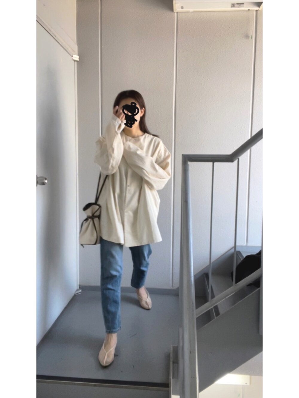 ホワイト系のシャツ/ブラウス、ホワイト系のショルダーバッグ、ブルー系のデニムパンツを着用したレディースの春コーディネートの2枚目の写真