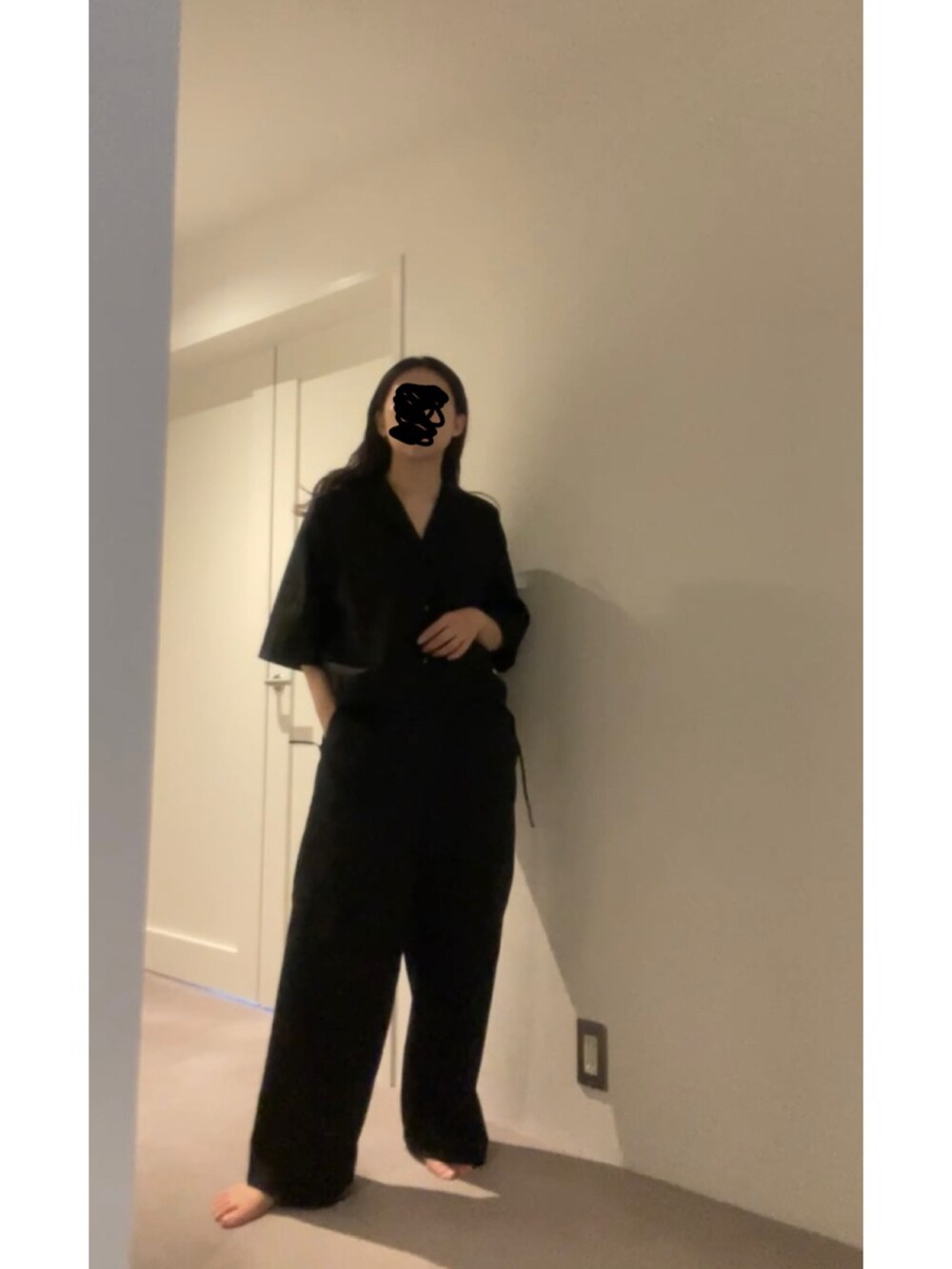 ブラック系のシャツ/ブラウス、ブラック系のその他パンツ、ブルー系のスニーカーを着用したレディースの夏コーディネートの4枚目の写真