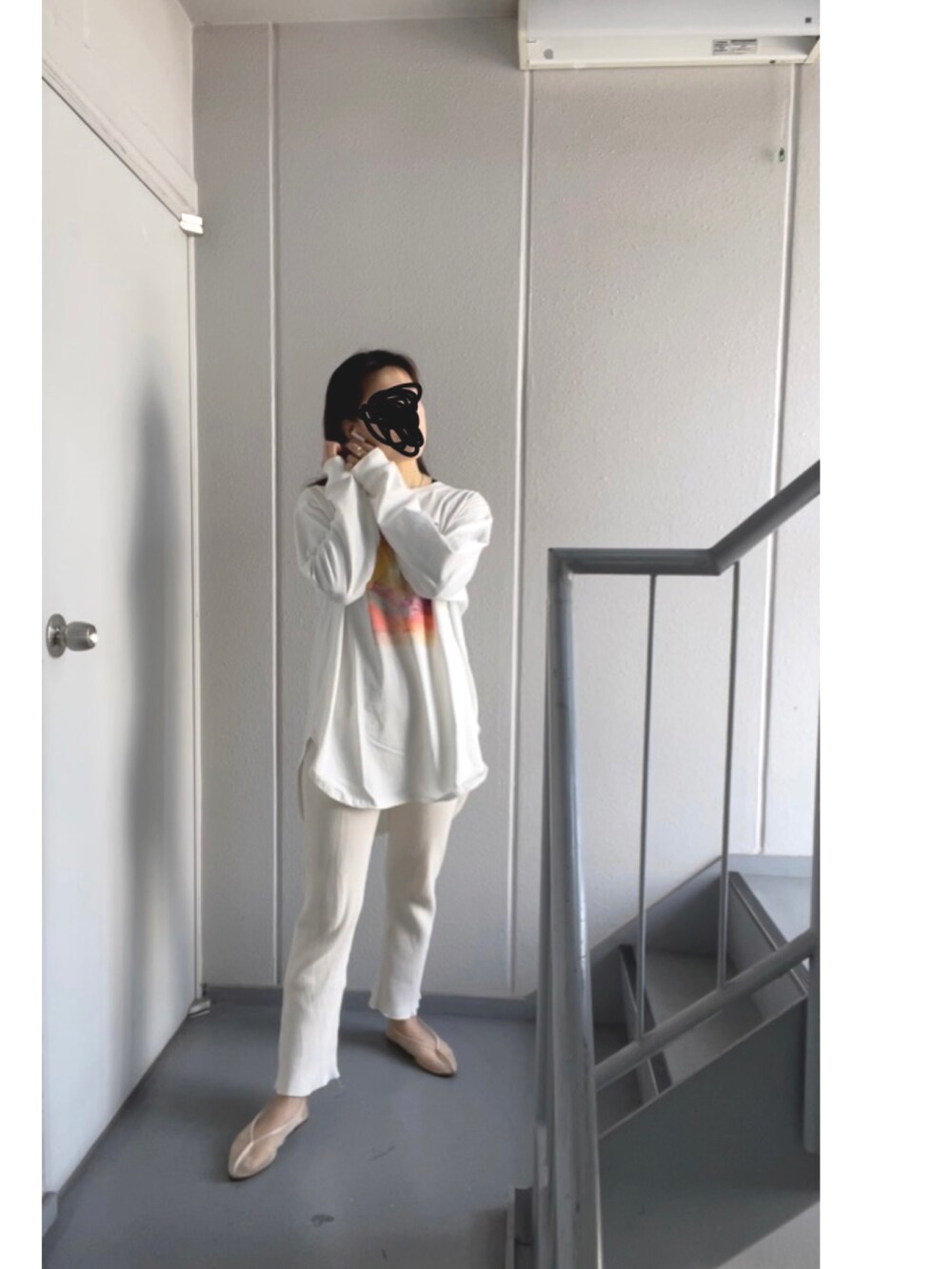 ホワイト系のTシャツ/カットソー、ホワイト系のその他パンツ、ホワイト系のバレエシューズを着用したレディースの春コーディネートの2枚目の写真