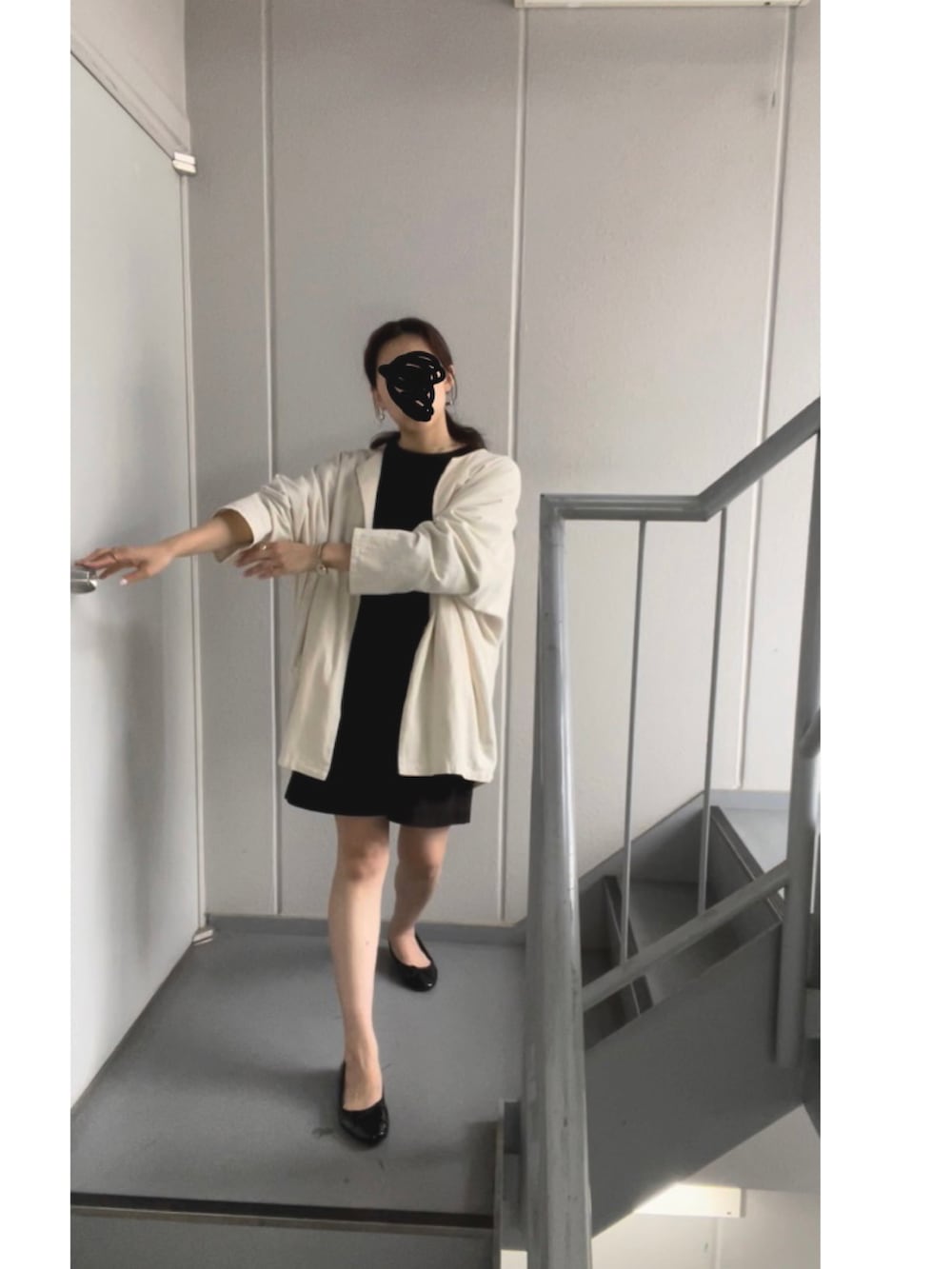 ブラック系のパンプス、ブラック系のその他パンツ、ブラック系のTシャツ/カットソーを着用したレディースの春コーディネートの3枚目の写真