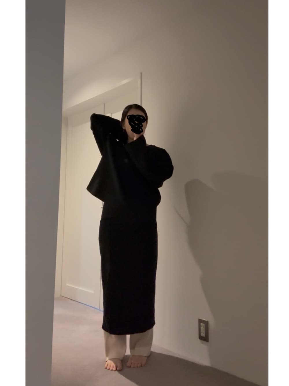 ブルー系のスニーカー、ブラック系のニット/セーター、ホワイト系のその他パンツを着用したレディースの秋コーディネートの2枚目の写真