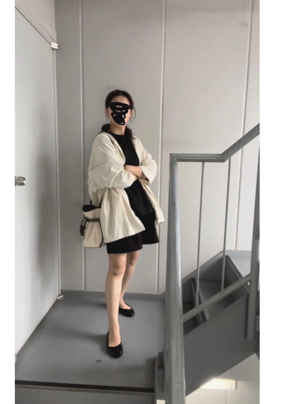 ブラック系のTシャツ/カットソー、ブラック系のその他パンツ、ホワイト系のショルダーバッグを着用したレディースの春コーディネートの3枚目の写真