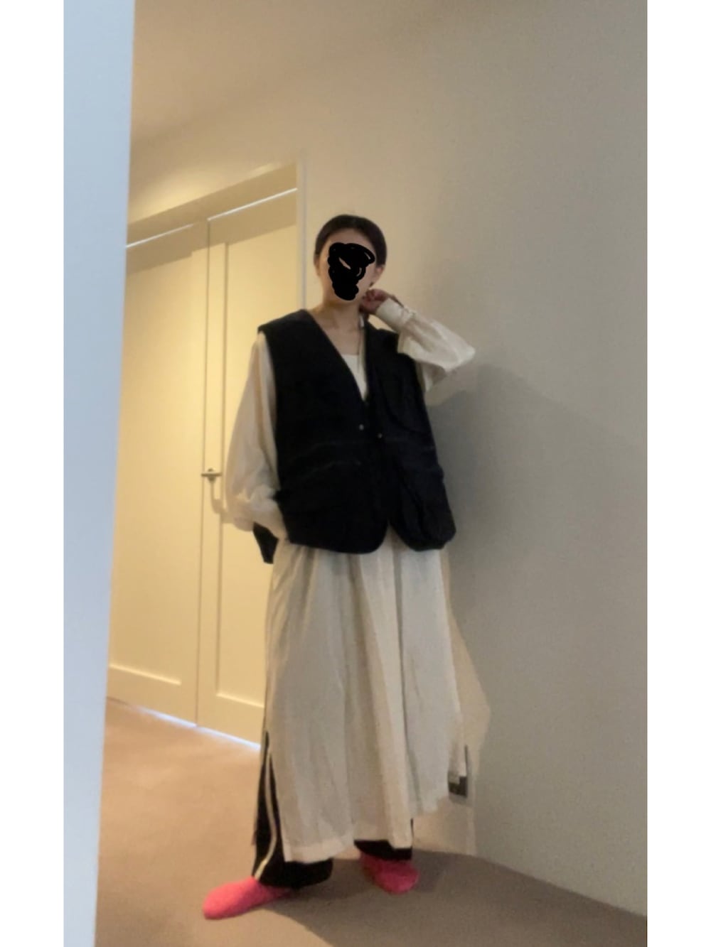 ブラック系のその他パンツ、ブラック系のサンダルを着用したレディースの春コーディネートの3枚目の写真