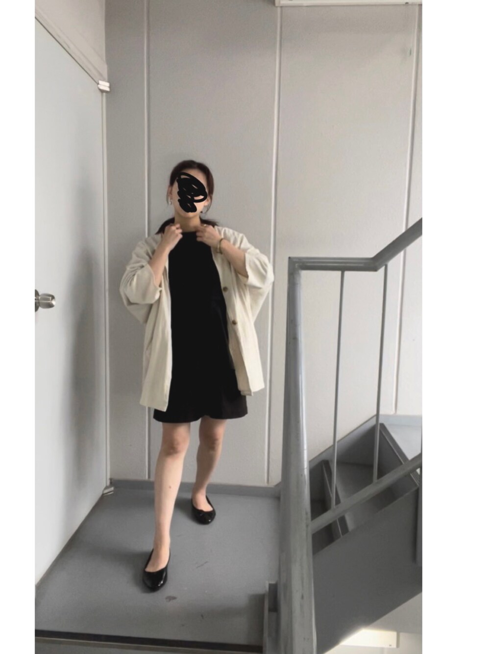 ブラック系のパンプス、ブラック系のその他パンツ、ブラック系のTシャツ/カットソーを着用したレディースの春コーディネートの2枚目の写真