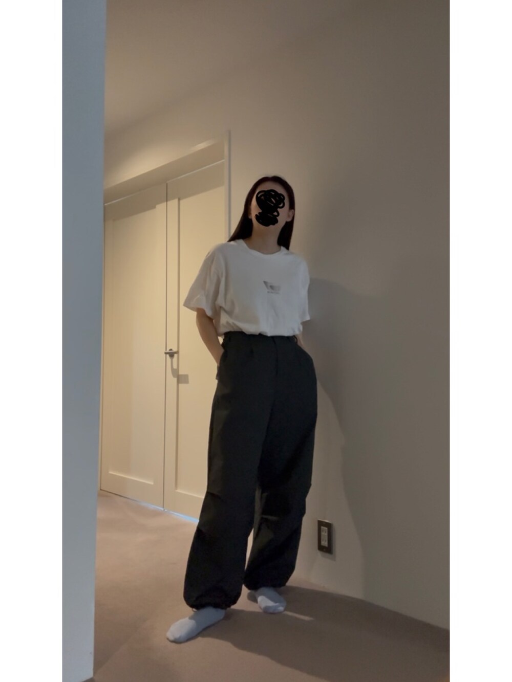 ブルー系のスニーカー、グレー系のその他パンツ、シルバー系のメガネを着用したレディースの秋コーディネートの4枚目の写真