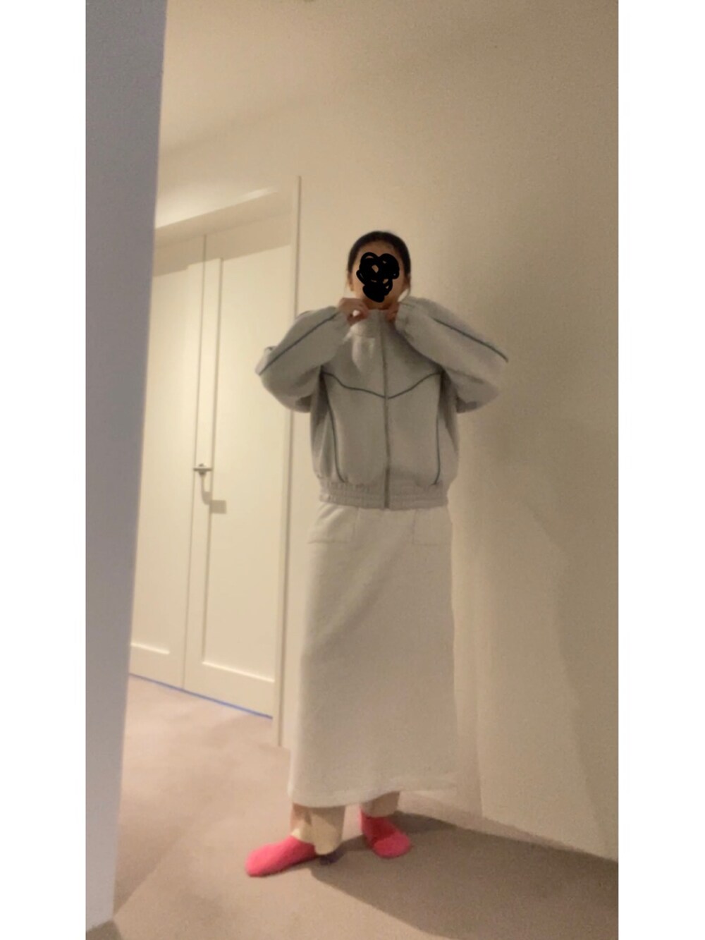 ホワイト系のスカート、グレー系のジャージ、ホワイト系のその他パンツを着用したレディースの冬コーディネートの3枚目の写真