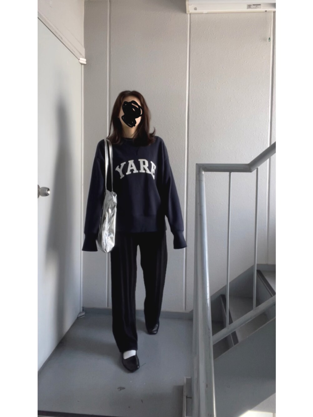 シルバー系のエコバッグ/サブバッグ、ブルー系のスウェット、ブラック系のその他パンツを着用したレディースの冬コーディネートの4枚目の写真