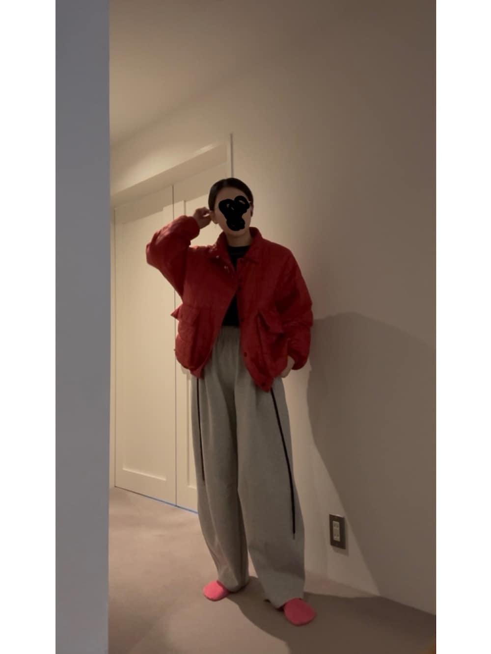 ブルー系のスニーカー、グレー系のその他パンツ、ブラック系のニット/セーターを着用したレディースの冬コーディネートの2枚目の写真