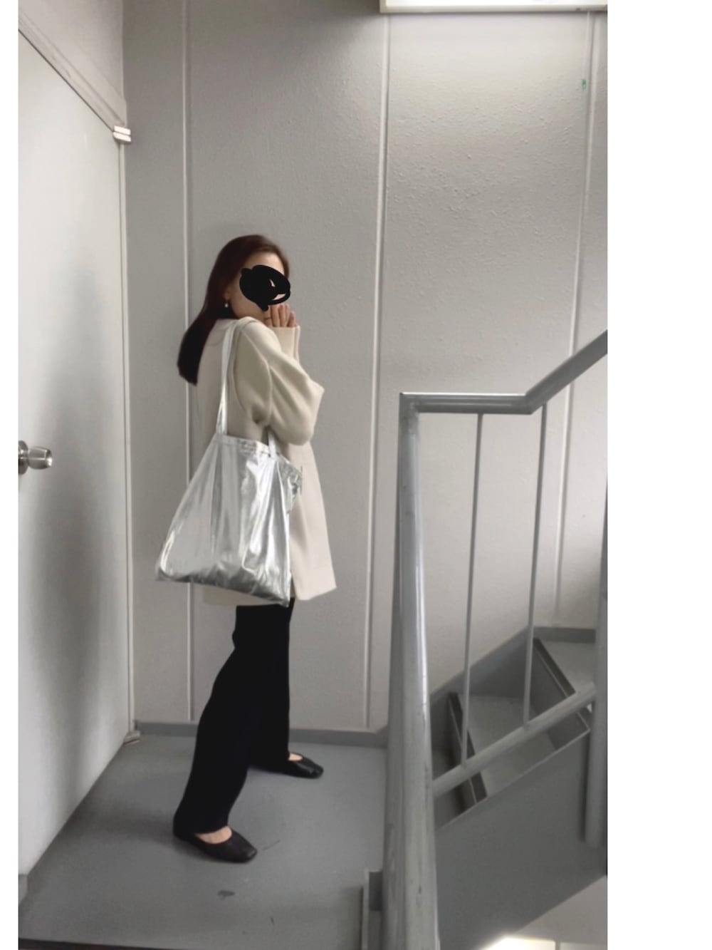 ベージュ系のベスト、シルバー系のエコバッグ/サブバッグ、ブラック系のその他パンツを着用したレディースの秋コーディネートの2枚目の写真